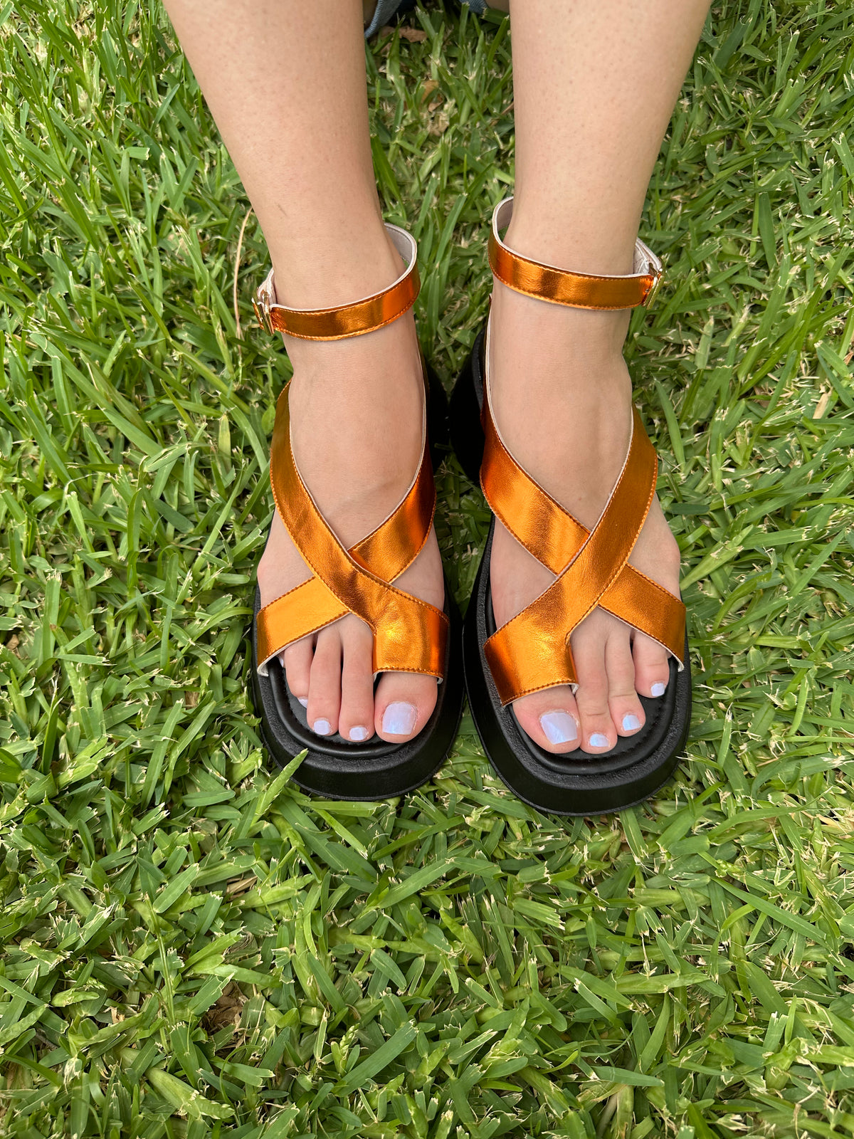 The simply sandals in Shine orange