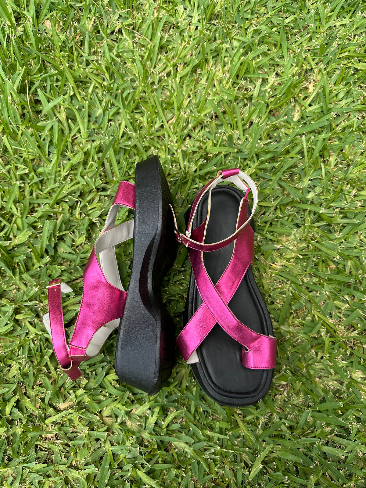 The simply sandals in Shine pink