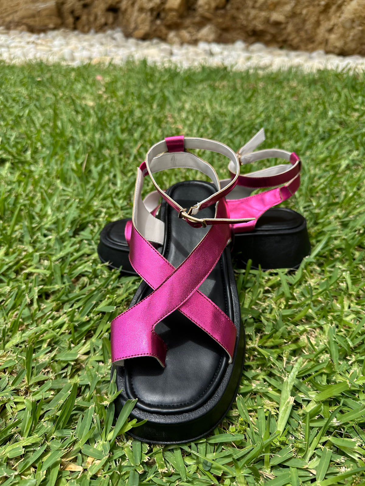 The simply sandals in Shine pink