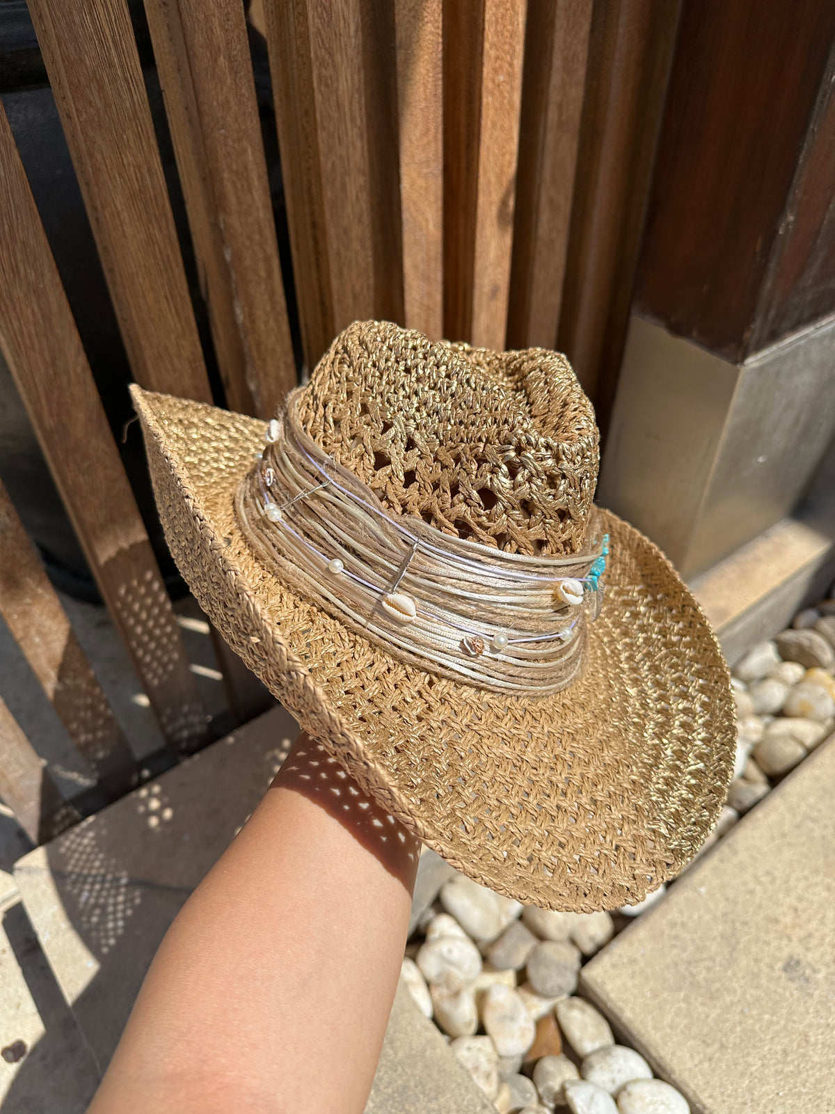 Cowboy Beige with shell & pearl's accessories